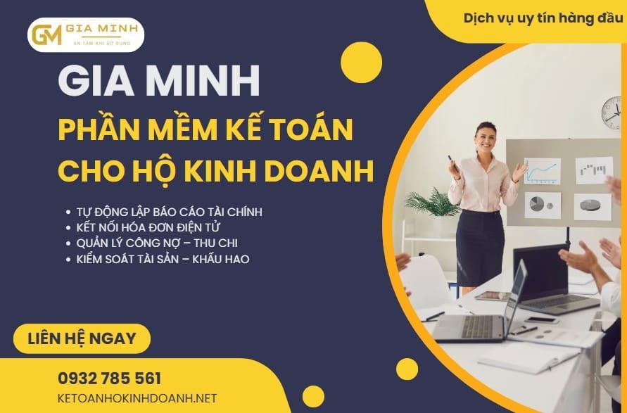 Chủ quán ăn tại Hà Nội xem báo cáo doanh thu trên phần mềm MISA